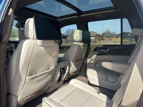Used 2025 GMC Yukon Denali w/ Denali Reserve Package image 24