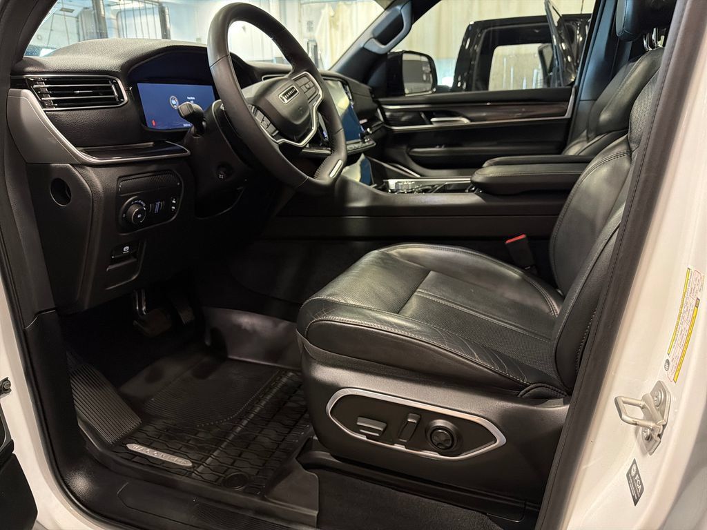 Used 2024 Jeep Wagoneer 4WD w/ Premium Group I image 5