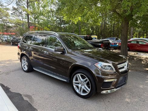 Used 2016 Mercedes-Benz GL 550 4MATIC image 4