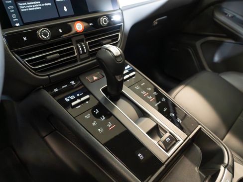 Certified 2026 Porsche Macan AWD/4WD image 26