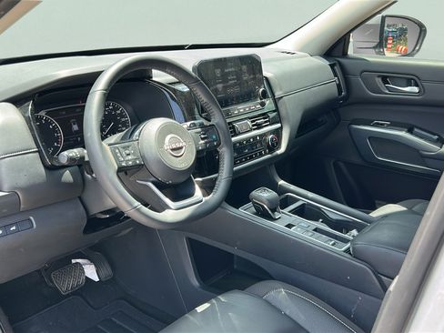 Used 2025 Nissan Pathfinder SL FWD image 13