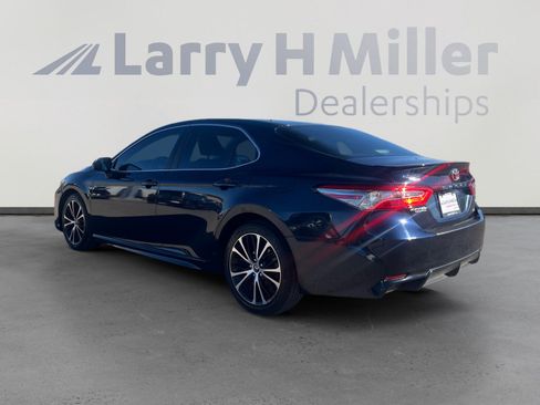 Used 2018 Toyota Camry L image 3