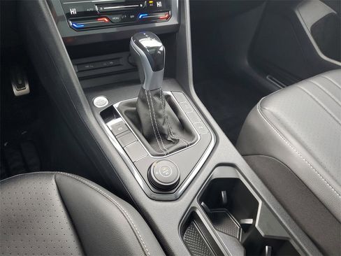 Used 2022 Volkswagen Tiguan SE R-Line image 31