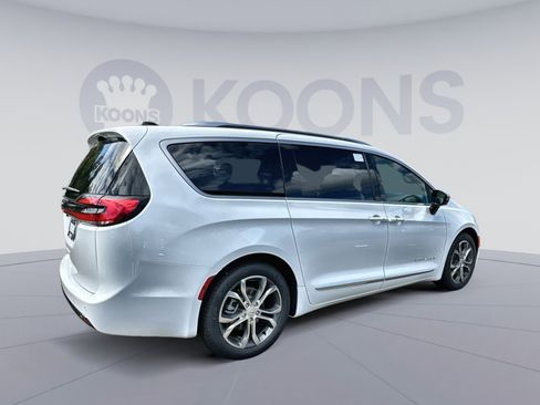 New 2026 Chrysler Pacifica Pinnacle image 7