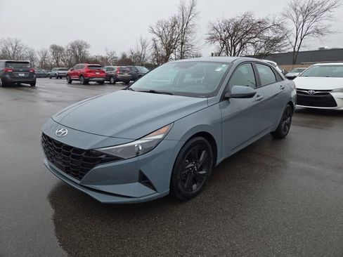 Used 2022 Hyundai Elantra SEL w/ Convenience Package image 2