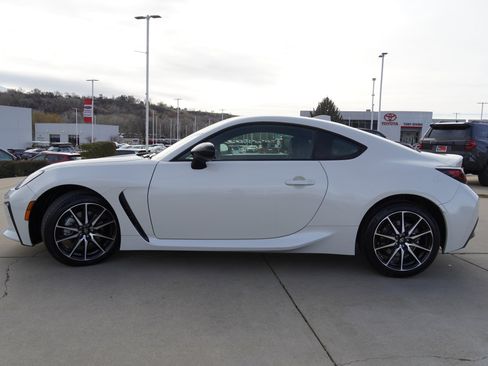 Certified 2025 Toyota GR86 Base w/ ALL Weather Mat Package (TMS) image 5