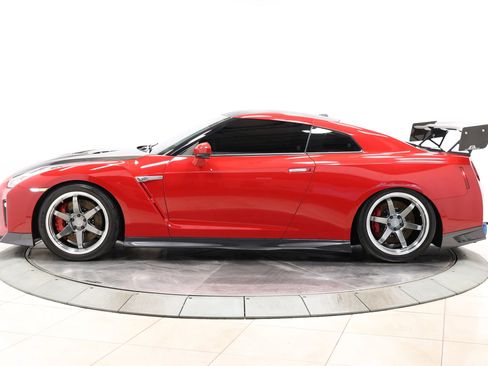 Used 2019 Nissan GT-R Premium w/ Premium Interior Package AWD/4WD image 9