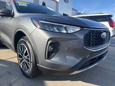 Certified 2025 Ford Escape SE image 11