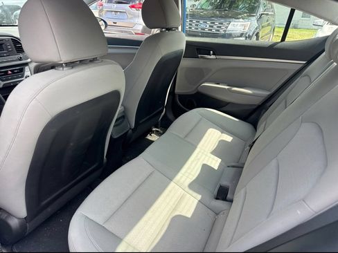 Used 2017 Hyundai Elantra SE FWD image 3