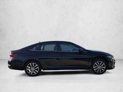 Used 2025 Volkswagen Jetta SE image 3