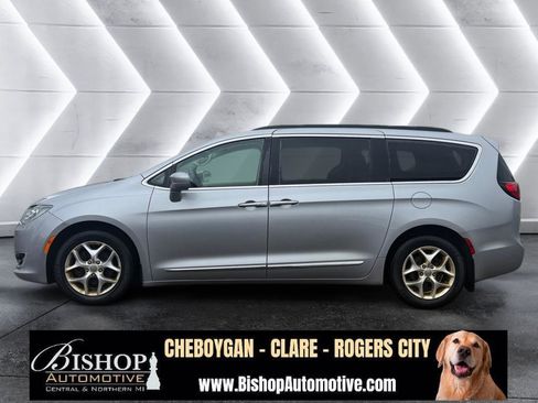 Used 2017 Chrysler Pacifica Touring-L w/ Tire & Wheel Group image 15