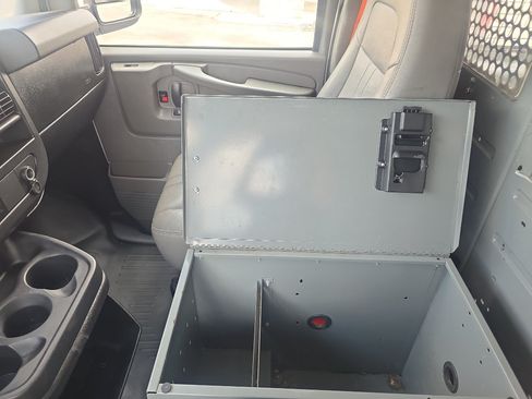 Used 2015 Chevrolet Express 2500 RWD image 24