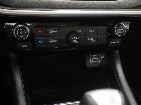 Used 2023 Jeep Compass Latitude w/ Sun and Sound Group AWD/4WD image 35
