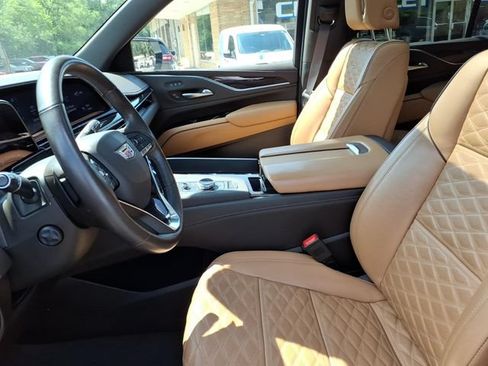 Used 2023 Cadillac Escalade Premium Luxury w/ LPO, Illumination Package AWD/4WD image 3