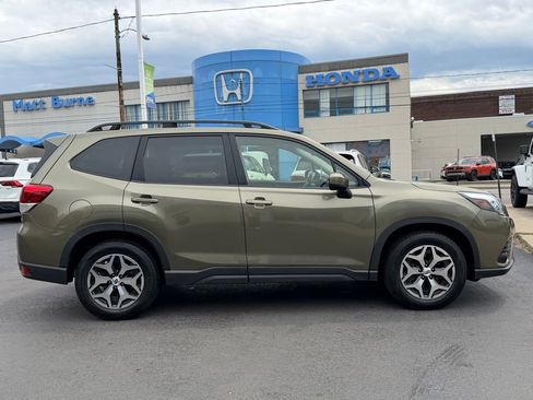 Used 2022 Subaru Forester Premium AWD/4WD image 29