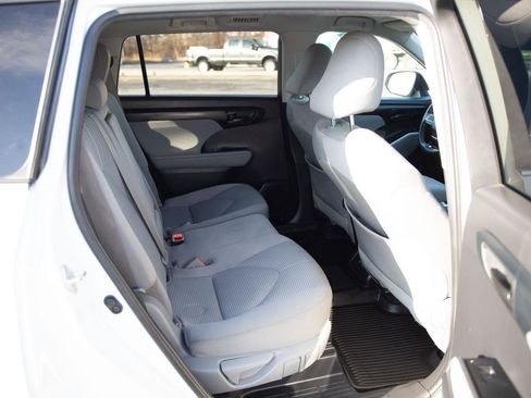 Used 2020 Toyota Highlander LE image 24