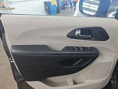 Used 2023 Chrysler Pacifica Touring-L FWD image 20
