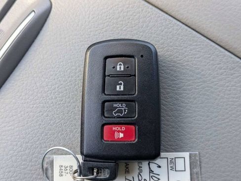 Used 2017 Toyota Highlander XLE AWD/4WD image 30