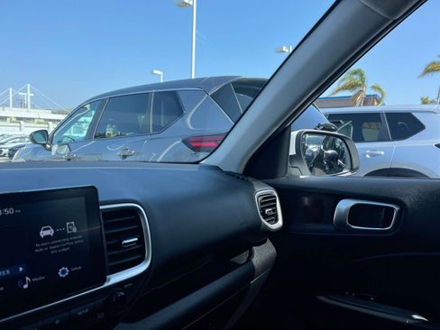 Used 2025 Hyundai Venue SEL FWD image 37