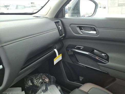 New 2026 Nissan Pathfinder Platinum AWD/4WD image 25
