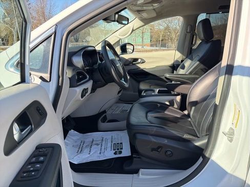 Used 2024 Chrysler Pacifica Touring-L image 13