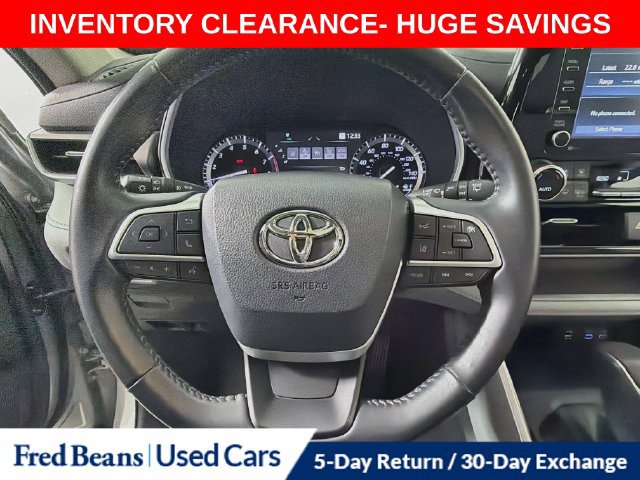 Used 2022 Toyota Highlander XLE AWD/4WD image 16