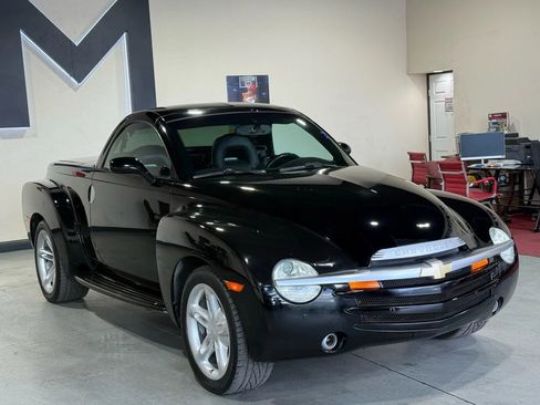 Used 2004 Chevrolet SSR w/ Preferred Equipment Group image 2
