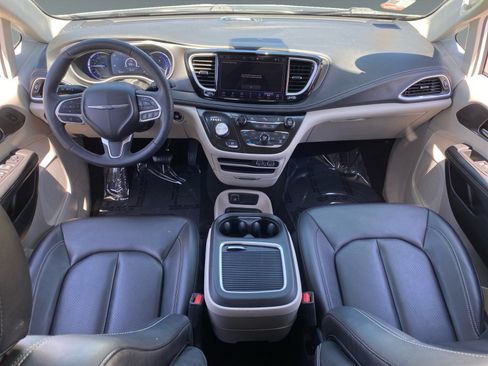 Used 2024 Chrysler Pacifica Limited FWD image 10
