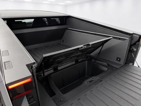 Used 2024 Tesla Cybertruck AWD Crew Cab image 18