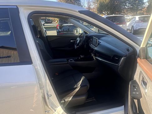 Used 2023 Nissan Rogue SV image 12