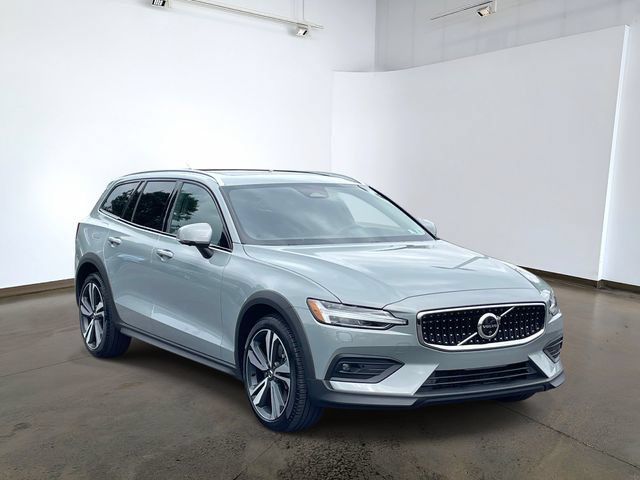 Certified 2024 Volvo V60 B5 Cross Country Plus w/ Climate Package AWD/4WD image 3