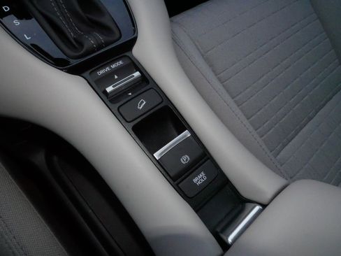 Certified 2026 Honda HR-V LX image 29