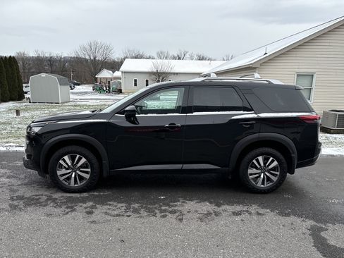 Used 2024 Nissan Pathfinder SL w/ Black Appearance Package image 7