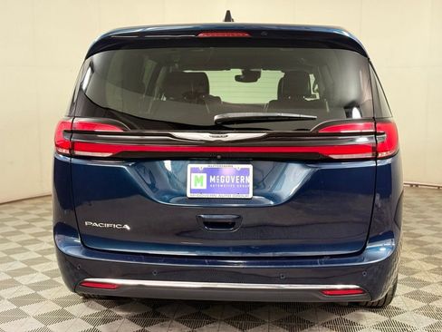 Used 2023 Chrysler Pacifica Touring-L FWD image 5