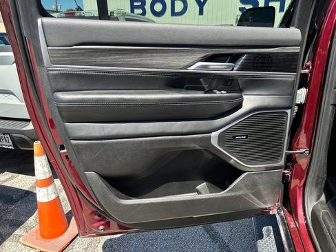 Used 2024 Jeep Wagoneer L Series II w/ Flexible Seating Group AWD/4WD image 40