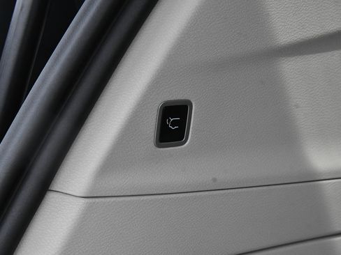 Used 2023 Chrysler Pacifica Touring-L FWD image 46