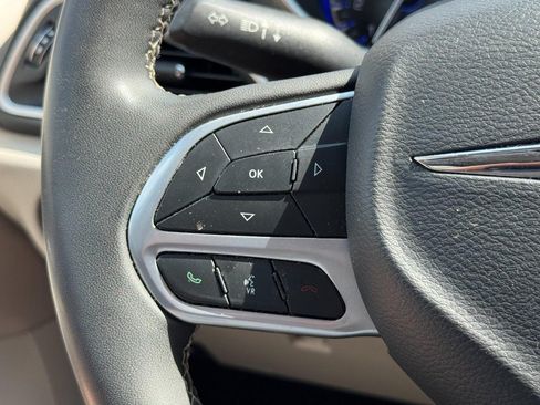 Used 2023 Chrysler Pacifica Touring-L FWD image 20