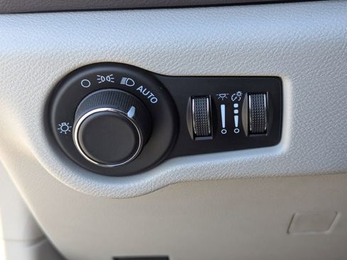 Used 2020 Chrysler Voyager LX image 22