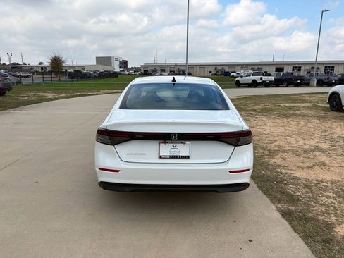 Certified 2025 Honda Accord SE image 7