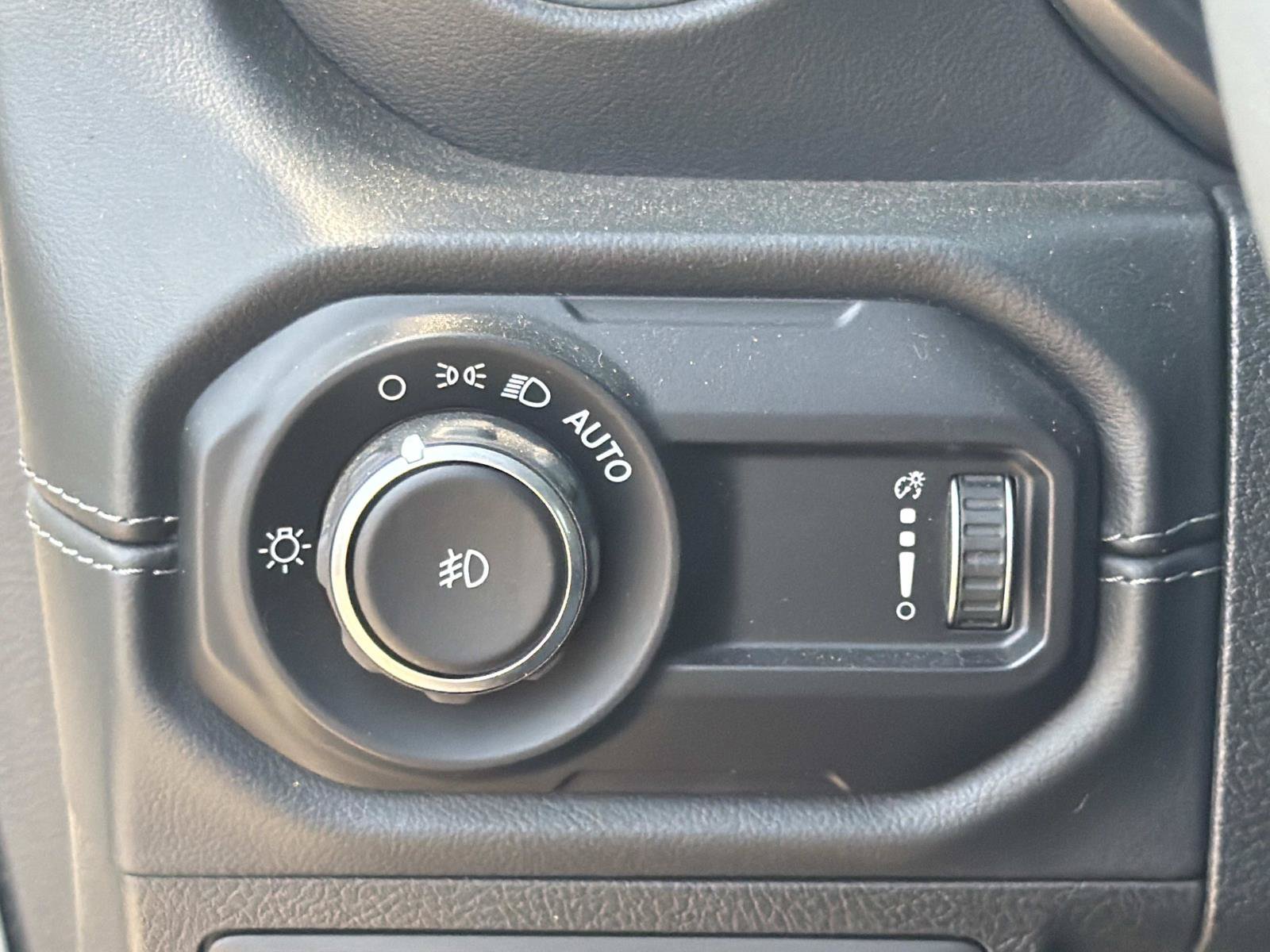 Used 2024 Jeep Wrangler Unlimited Sahara w/ Technology Group AWD/4WD image 17