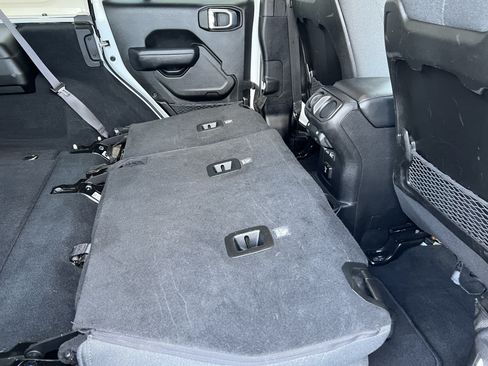 Used 2025 Jeep Wrangler Unlimited Rubicon AWD/4WD image 21