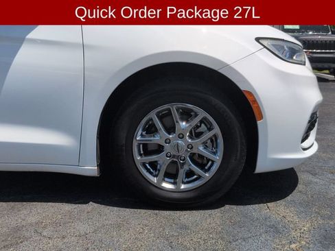 Used 2023 Chrysler Pacifica Touring-L FWD image 9
