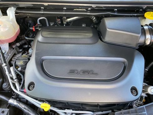 Used 2024 Chrysler Pacifica Touring-L FWD image 26