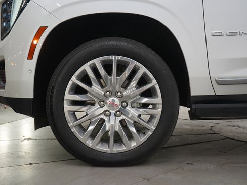 Used 2025 GMC Yukon XL Denali w/ Denali Reserve Package AWD/4WD image 34