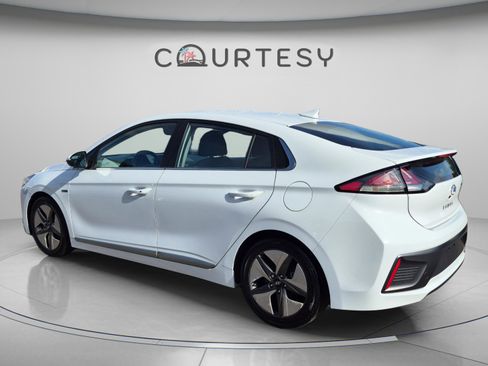 Used 2020 Hyundai Ioniq SEL FWD image 3