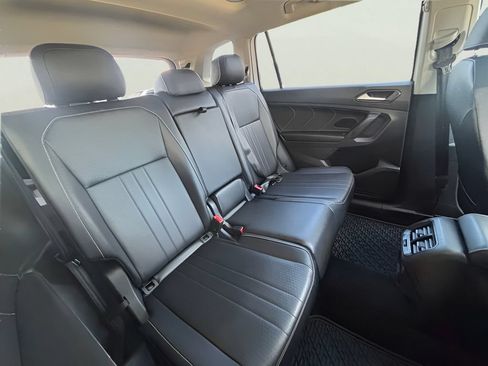 Used 2022 Volkswagen Tiguan SE w/ Panoramic Sunroof Package FWD image 13