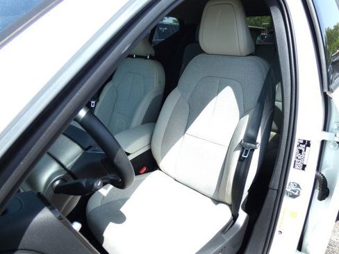 Used 2020 Volvo XC40 T4 Momentum FWD image 24