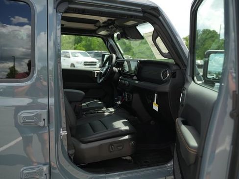 New 2026 Jeep Wrangler Unlimited Sahara AWD/4WD image 18
