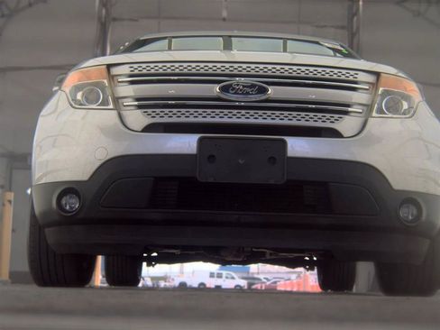 Used 2015 Ford Explorer XLT w/ Equipment Group 202B FWD image 3