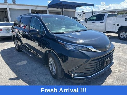 Used 2024 Toyota Sienna XLE FWD image 7